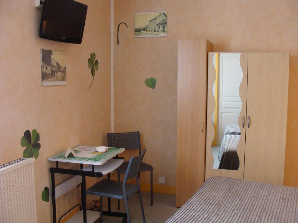 Hotel De L'Arrivee Fouras Room photo